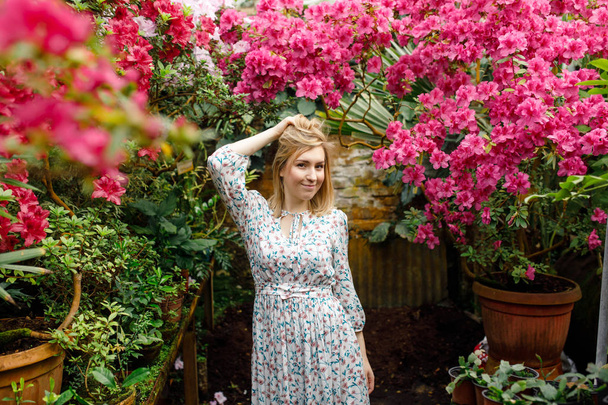 portret pięknej młodej kobiety w letnim ogrodzie - Zdjęcie, obraz