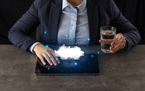 Ділова жінка працює на планшеті з концепцією хмарних технологій
 - Фото, зображення