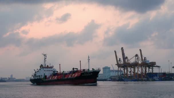 Scenérie řeky Chao Phraya v Thajsku s nákladní lodí běžící přes - Záběry, video