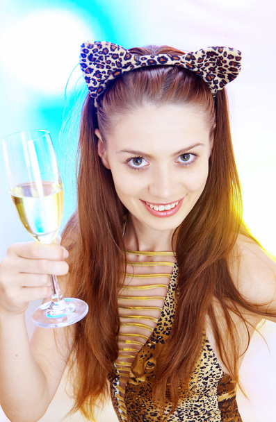 Retrato de mujer joven con copa de champán en luces traseras multicolores. La imagen puede contener una ligera aberración multicolor como parte del diseño
 - Foto, Imagen