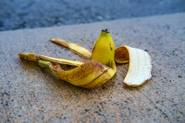 Cáscara de plátano comedia resbaladiza
 - Foto, Imagen