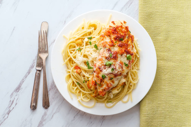 Włoski Bruschetta spaghetti z kurczaka  - Zdjęcie, obraz