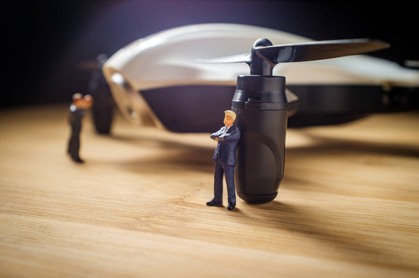 Üzletemberek drone Quadcopter koncepció - Fotó, kép