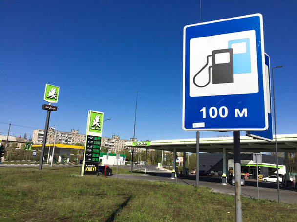 Dnipro/Ukraine-20.04.2019 benzinkút benzinárak és a tartályhajó a város Ukrajna. Üzemanyagállomás-jel. - Fotó, kép