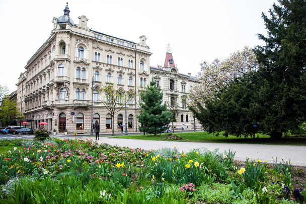 Парк Йосипа Юрьи Стресмайера и красивые здания вокруг в нижнем городе Загре
 - Фото, изображение