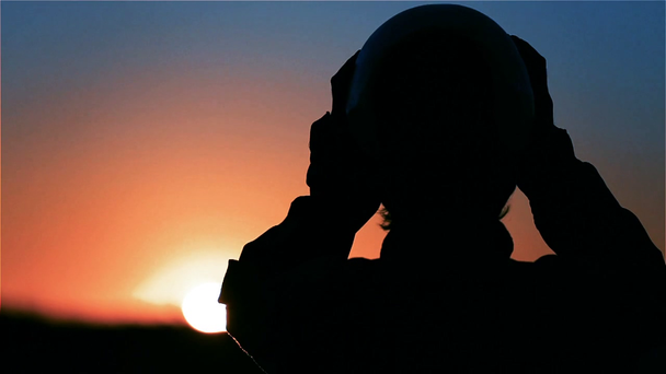 Pilot elhelyezés a sisak a Sunset. Küldetési koncepció.  - Felvétel, videó