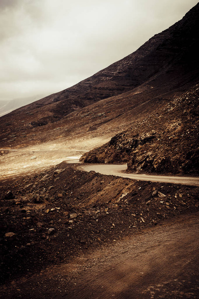 carretera en las montañas con vista a la playa en el paisaje escénico salvaje
 - Foto, Imagen