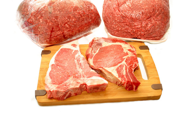 Costolette di maiale spesse crude con carne macinata sullo sfondo
  - Foto, immagini