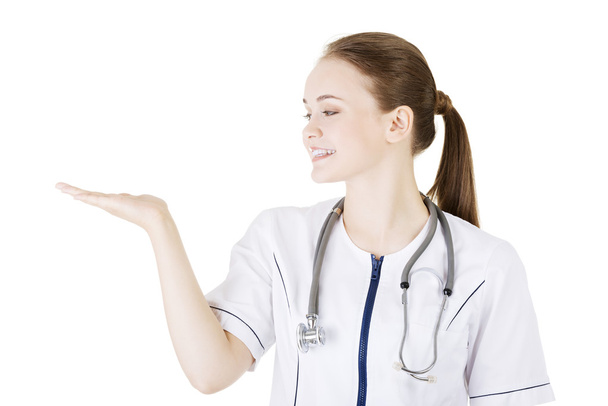 Medical doctor woman presenting and showing copy space - Foto, Imagem