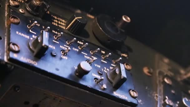 古い飛行機ラジオ コックピット.  - 映像、動画