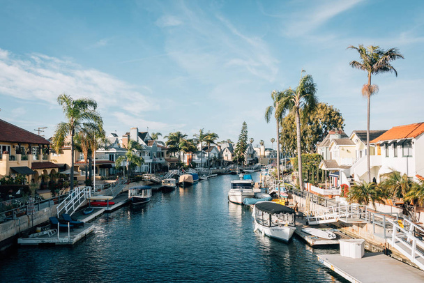 Boats and houses along a canal in Naples, Long Beach, California - 写真・画像