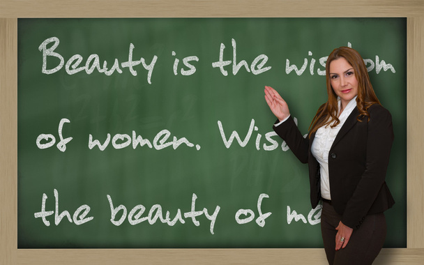 Insegnante che mostra la bellezza è la saggezza delle donne sulla lavagna
 - Foto, immagini
