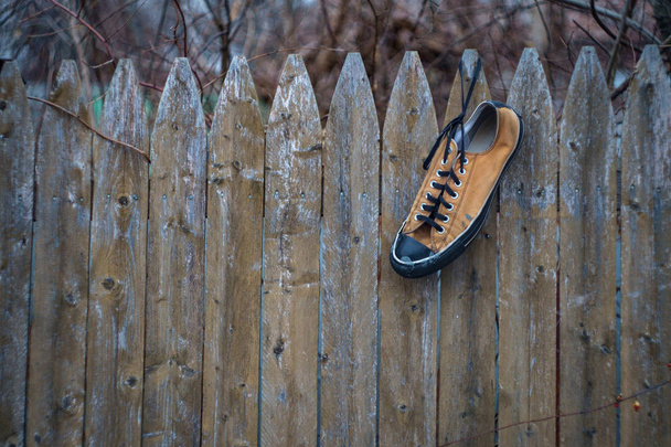 Vieux portait des chaussures abandonnées
 - Photo, image