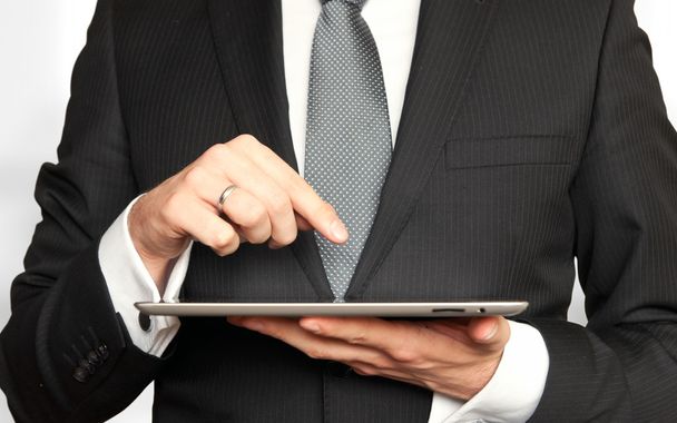 Hombre de traje trabajando en una tableta PC
 - Foto, imagen