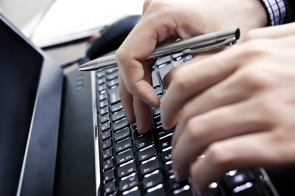 Businessman hands on a laptop keyboard - Valokuva, kuva
