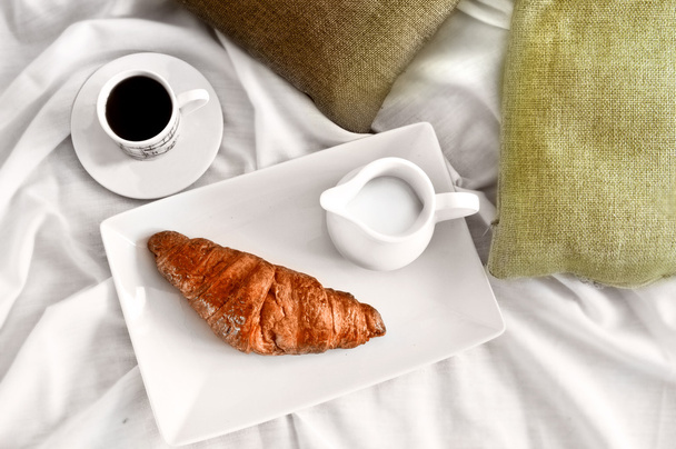 Pequeno-almoço francês servido na cama
 - Foto, Imagem
