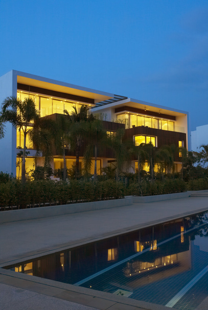 pohled na pěkné moderní vila v tropic prostředí - Fotografie, Obrázek