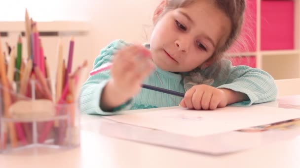 ładny, szczęśliwy, mała dziewczynka rysunek z kolorów i kredki - Materiał filmowy, wideo