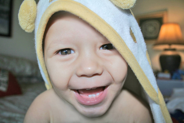 jeune garçon bébé avec serviette de bain
 - Photo, image
