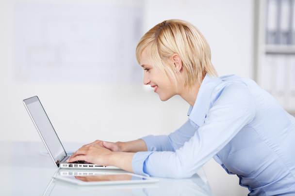 Empresária usando laptop na mesa de escritório
 - Foto, Imagem