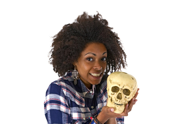 vrouwelijke afro-Amerikaanse vrouw met menselijke schedel model - Foto, afbeelding