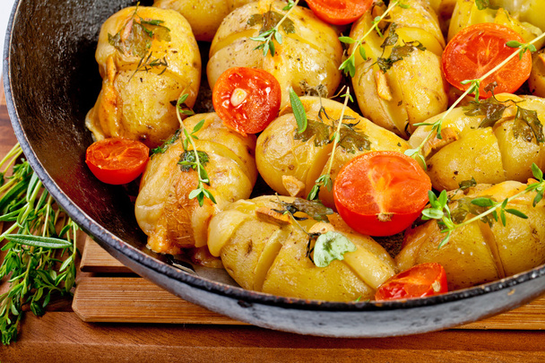 pečené brambory s kysanou smetanou omáčkou, selektivní zaměření - Fotografie, Obrázek