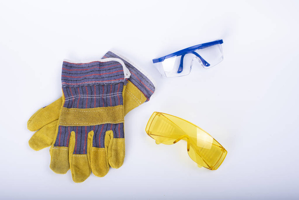 pracovní rukavice a pracovní brýle, bílé pozadí - Fotografie, Obrázek