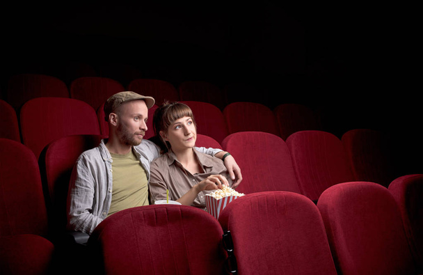 Young couple sitting at red movie theatre - Foto, immagini