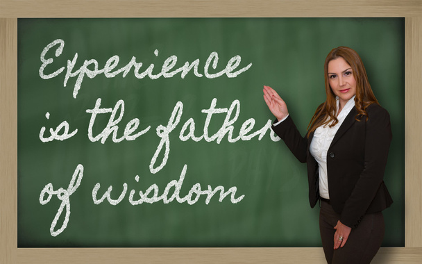 Profesor mostrando Experiencia es el padre de la sabiduría en pizarra
 - Foto, imagen
