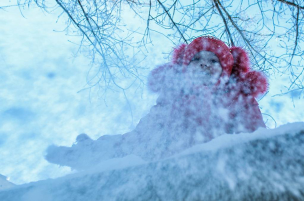 Bambino che gioca con la neve
 - Foto, immagini