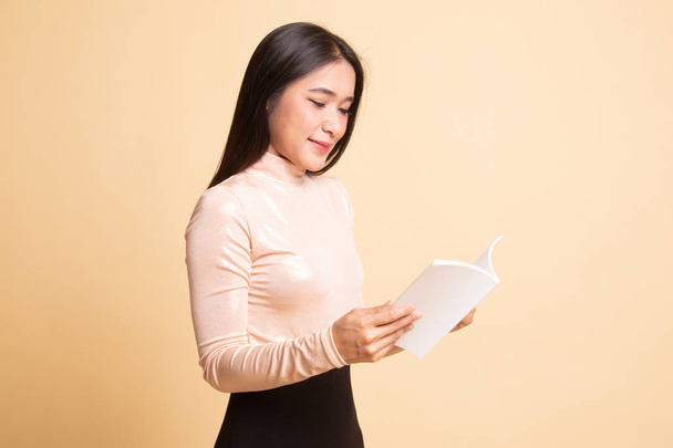 Young Asian woman read a book. - Fotó, kép