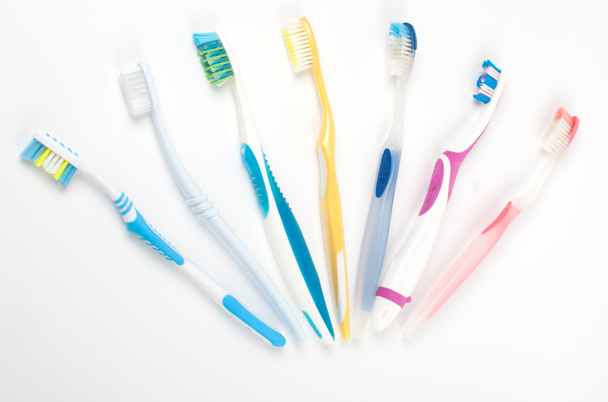 Brosses à dents multicolores isolées
 - Photo, image