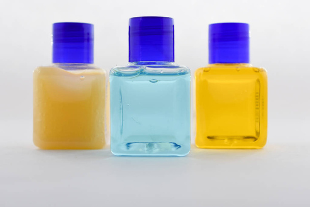 leere isolierte Flasche, blaue und orangefarbene Flüssigkeit - Foto, Bild