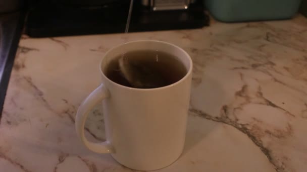 Egy csésze tea az asztalon reggel. - Felvétel, videó