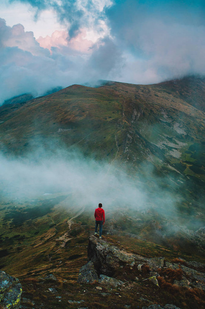 homme debout sur les rochers quelque part dans les montagnes des Carpates. contexte motivationnel
 - Photo, image