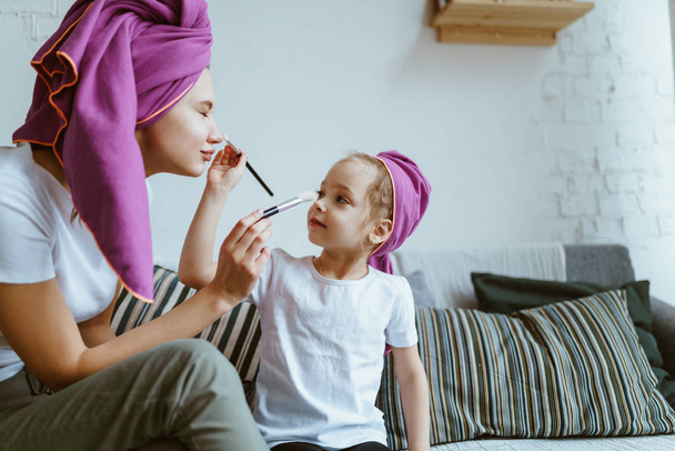Mom and daughter do make-up and play after bathing - Zdjęcie, obraz