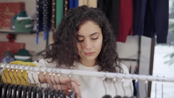 Női választás új ruhát egy boltban. - Felvétel, videó