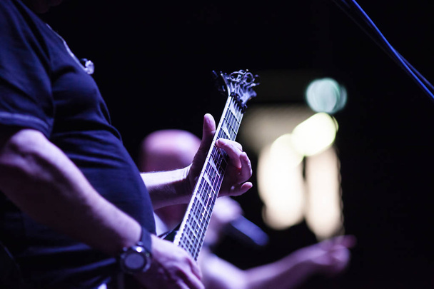 Κιθαρίστας στη σκηνή κατά τη διάρκεια συναυλίας - Φωτογραφία, εικόνα