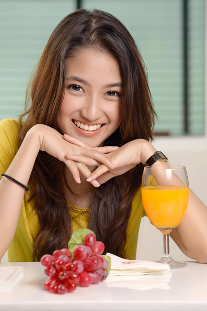 Asiatique jeunes femmes mignonne femme boire jus d'orange
 - Photo, image