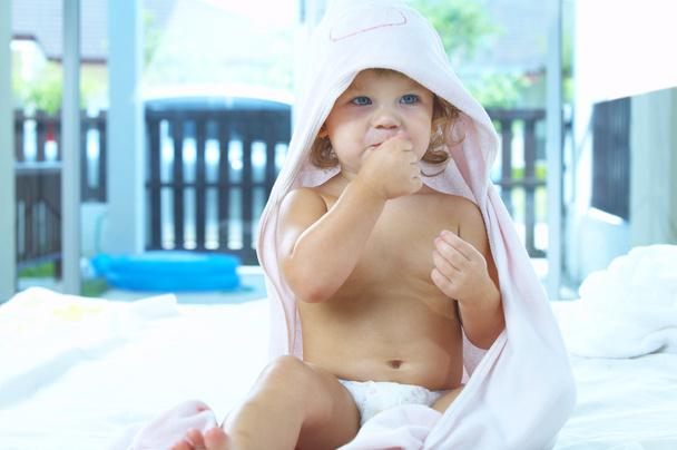 υψηλή κλειδί πορτρέτο του μικρά μπλε eyed μωρό - Φωτογραφία, εικόνα
