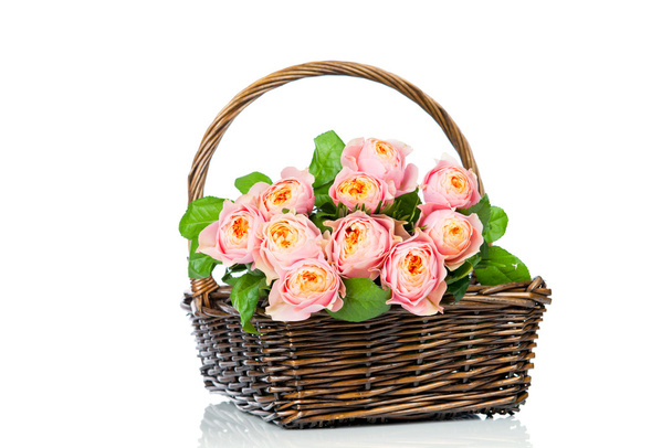 Pink roses in the basket - Fotografie, Obrázek