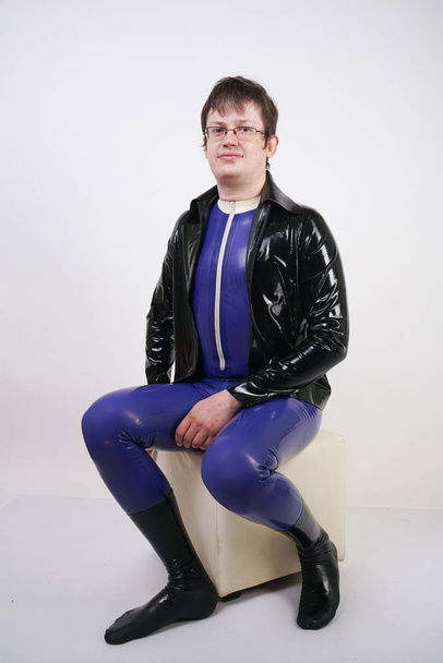 Caucásico nerd gordito hombre vestido con ropa fetiche de goma de látex de moda sobre fondo blanco en Studio
 - Foto, imagen