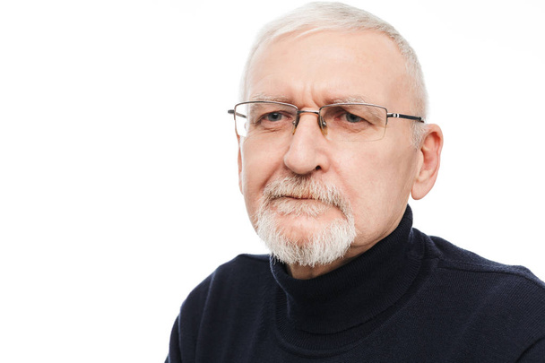 Porträt eines alten gutaussehenden Mannes mit grauen Haaren und Bart in Brille - Foto, Bild