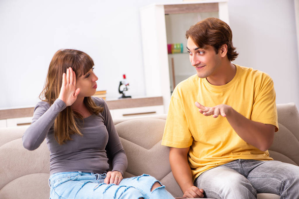 Женщина и мужчина изучают язык жестов
 - Фото, изображение