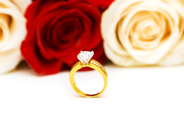 Engagement ring and roses - Φωτογραφία, εικόνα
