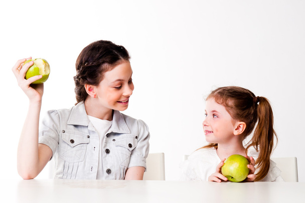 リンゴを持つ2人の女の子 - 写真・画像