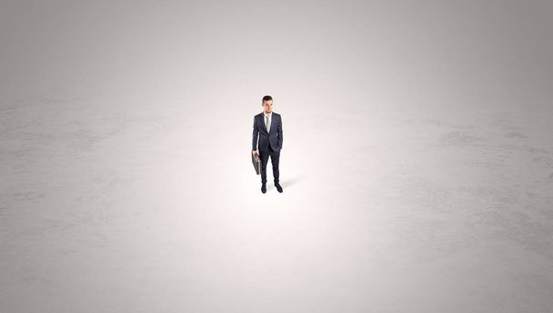 Businessman standing in the middle of an empty space - Фото, зображення
