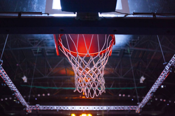 Basketballkorb in roten Neonlichtern in der Sporthalle während des Spiels - Foto, Bild