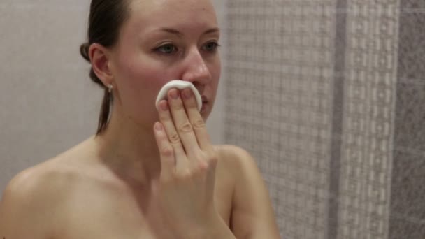 Mädchen reibt Körpercreme - Filmmaterial, Video