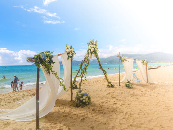 Романтична весільна церемонія на пляжі
. - Фото, зображення